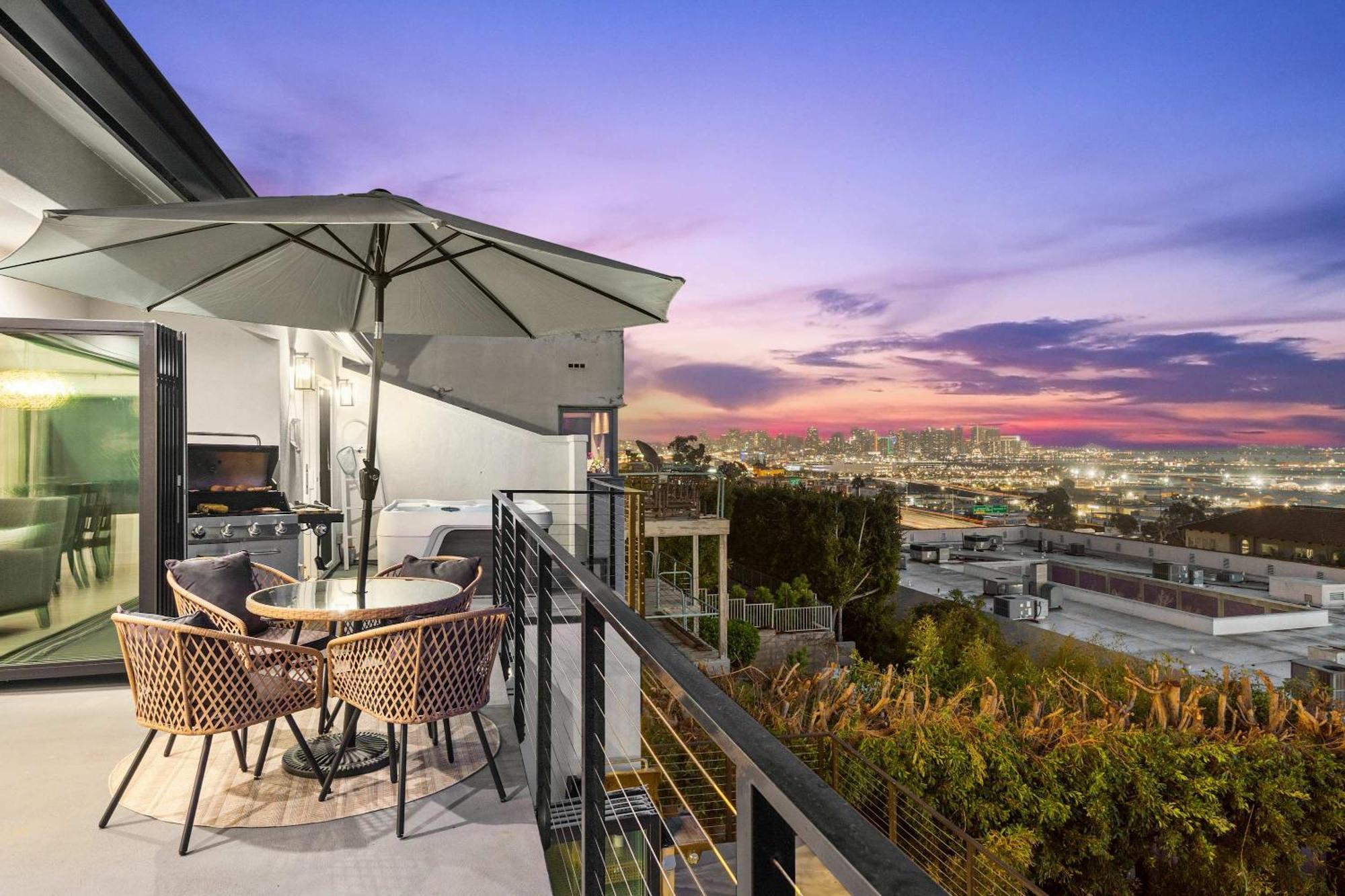 The California - On Of In A Hot Tub Holiday home *